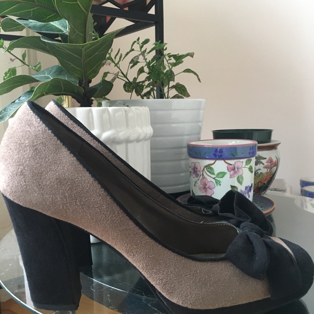 Naturalizer suede pumps